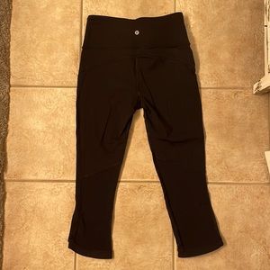 LULULEMON CROP LEGGING - SIZE 6